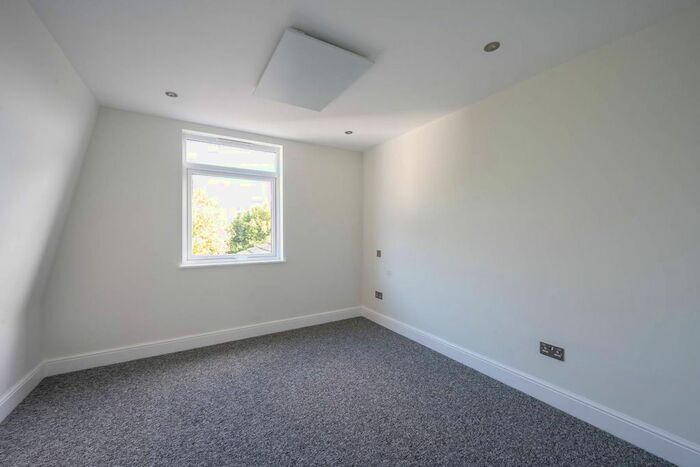 1 Bedroom Flat To Rent In Merton Road, South Wimbledon, London, SW19