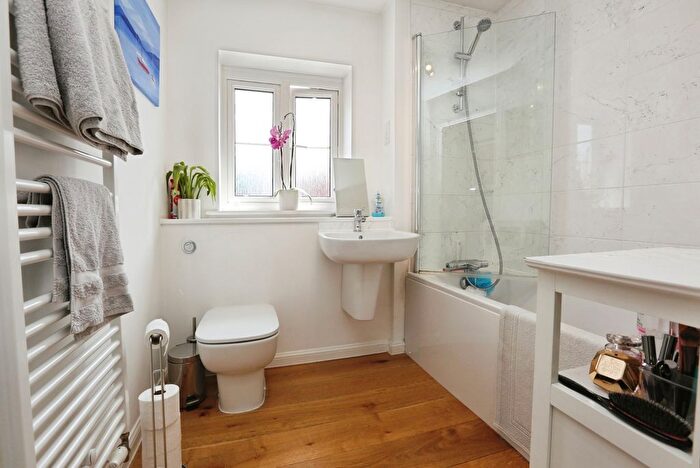 2 Bedroom Detached House For Sale In Gatekeeper Hill, Curbridge, Southampton, Hampshire, SO30