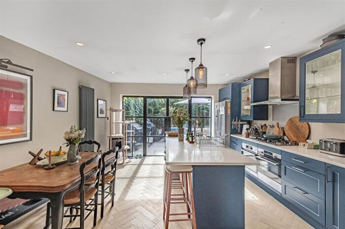 2 Bedroom Flat For Sale In Lower Richmond Road, East Sheen, SW14