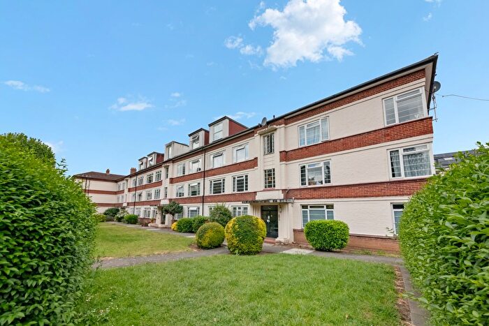 3 Bedroom Flat For Sale In Manor Vale, Brentford, TW8