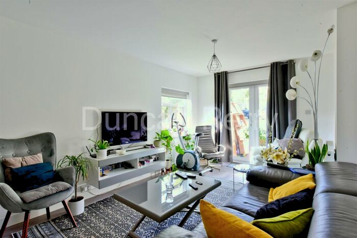 4 Bedroom Detached House For Sale In Tolmers Avenue, Cuffley, EN6
