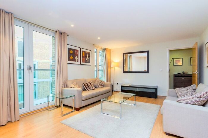 2 Bedroom Flat To Rent In Meridian Court, Tempus Wharf, Shad Thames, SE16