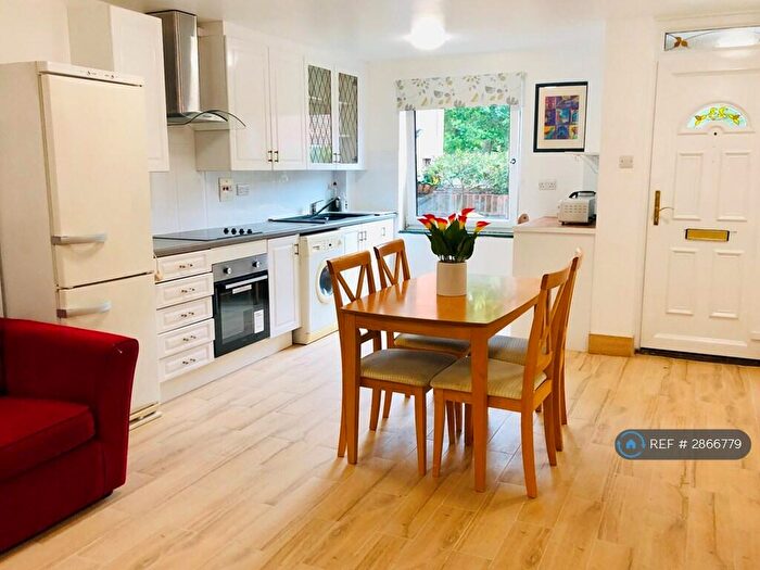 4 Bedroom Maisonette To Rent In Cowdenbeath Path, London, N1