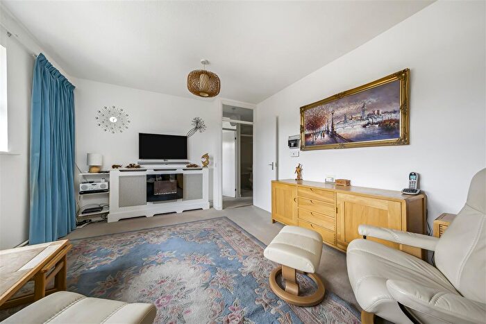 2 Bedroom Flat For Sale In Walpole Road, Teddington, TW11