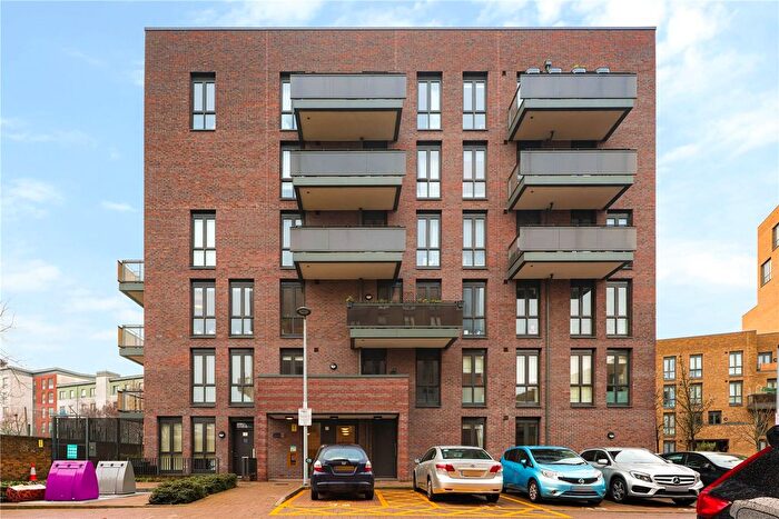 2 Bedroom Flat To Rent In Shackle Court, Gresham Place, Bow, London, E3