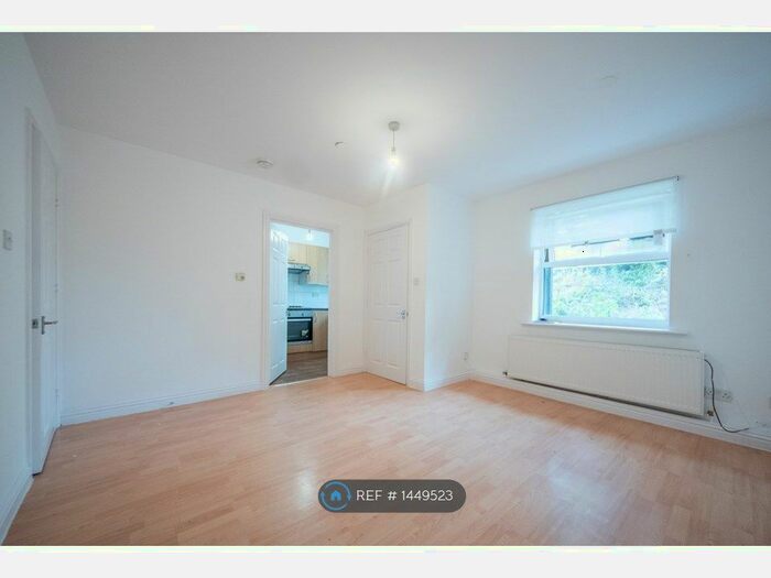 2 Bedroom Flat To Rent In Uplands Close, London, SE18