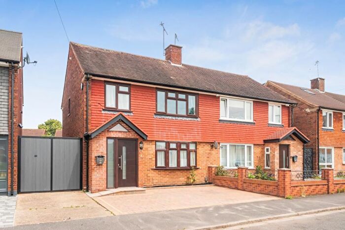 3 Bedroom Semi-Detached House For Sale In Oxford Way, Feltham, Hanworth, TW13