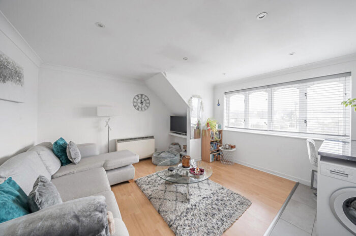 1 Bedroom Apartment For Sale In Limetree Court, East Barnet Road, East Barnet, Hertfordshire, EN4
