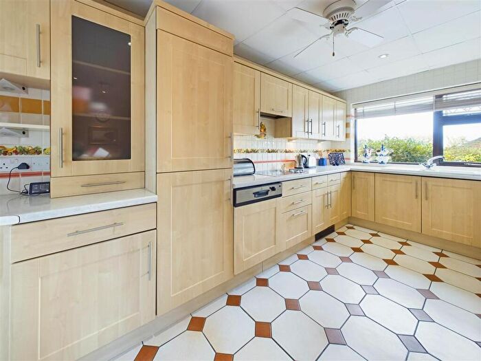 4 Bedroom Bungalow For Sale In Chestnut Avenue, Mapperley, Nottingham, NG3