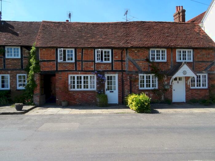 2 Bedroom Cottage For Sale In Cedar Cottage, RG29