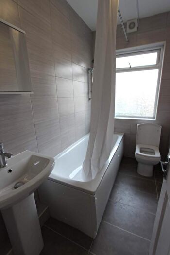 2 Bedroom Flat To Rent In Ewart Grove, London, N22
