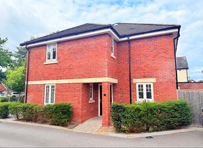 3 Bedroom Semi-Detached House To Rent In Sandringham Gardens, Farnborough, GU14