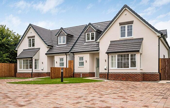 3 Bedroom Detached House For Sale In Blossom Close, Luton, LU3