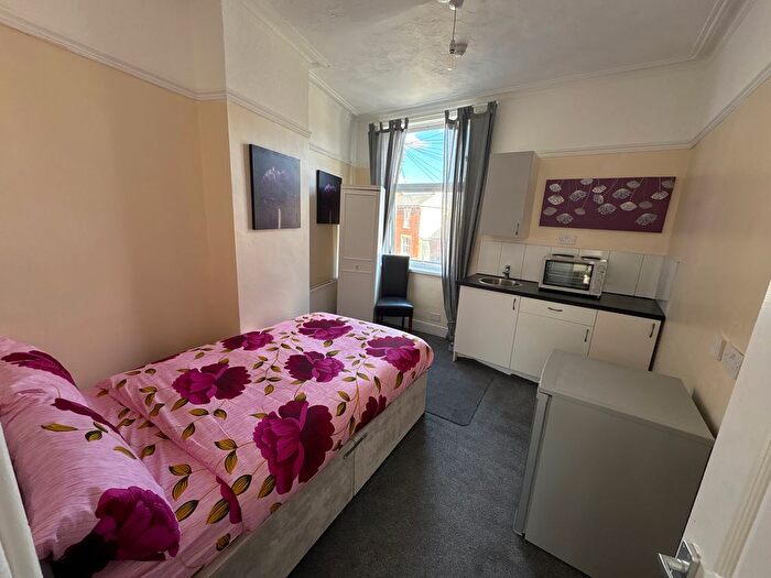 Studio To Rent In Merridale Crescent, Wolverhampton, WV3