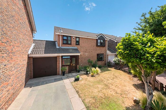 3 Bedroom Link Detached House For Sale In Fellowes Close, Hayes, UB4