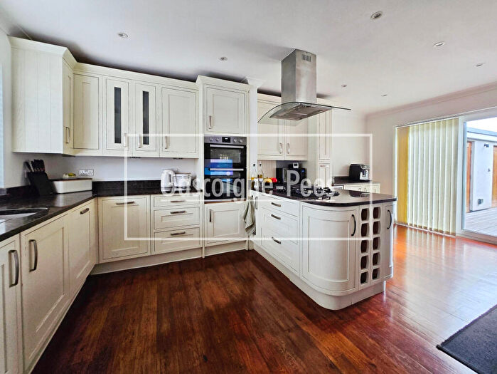 3 Bedroom House To Rent In Ripon Gardens - Chessington, KT9