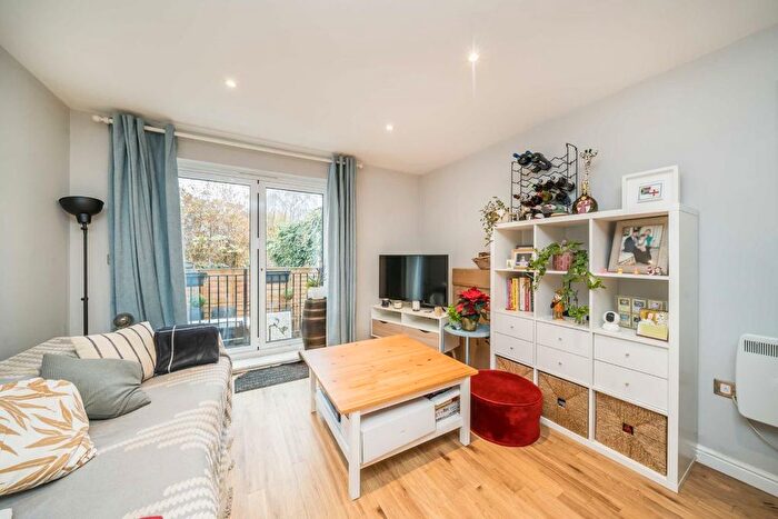 2 Bedroom Flat For Sale In Garratt Lane, Earlsfield, SW18