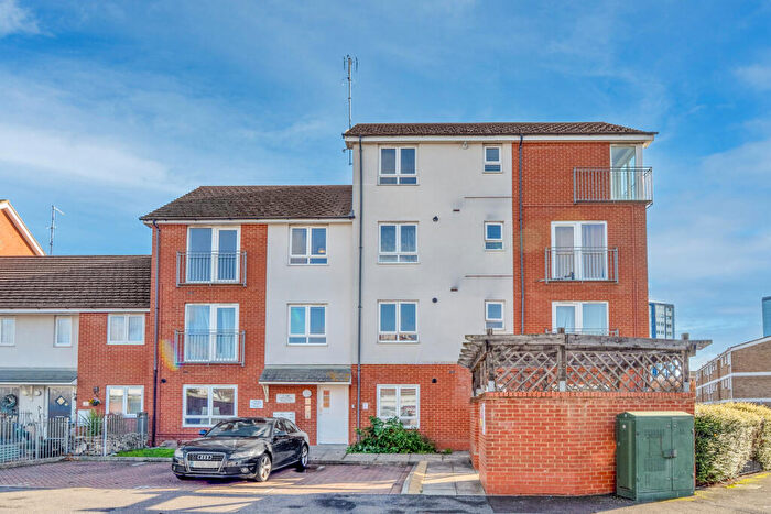 2 Bedroom Flat For Sale In Ashwood Place, Tamar Way, Slough, SL3