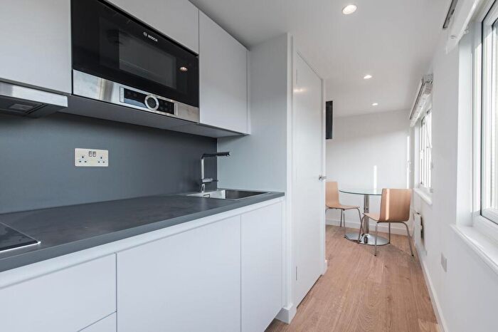 Flat To Rent In Cairnfield Avenue, NW2
