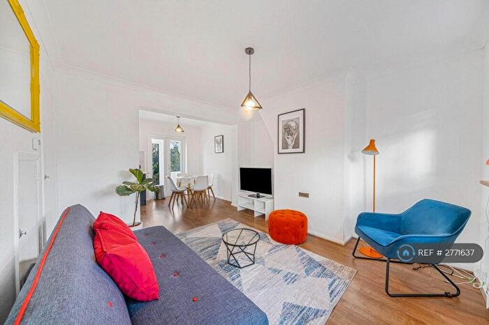 2 Bedroom Semi Detached House To Rent In Yewdale Close, Bromley, BR1