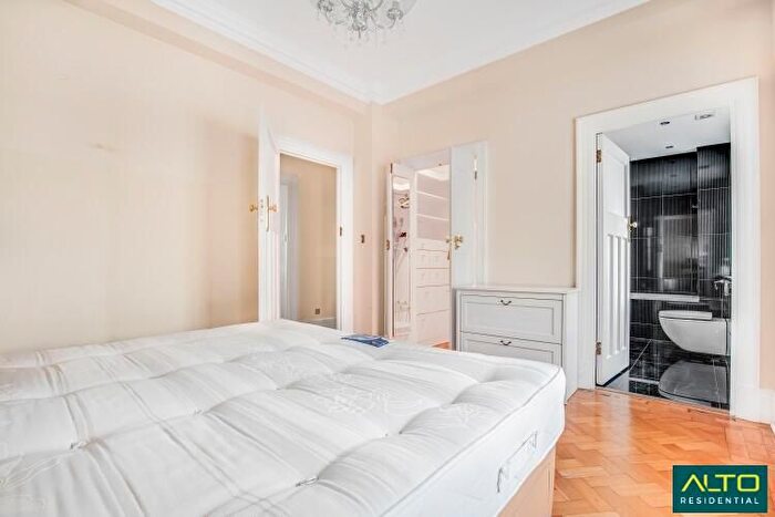 3 Bedroom Flat To Rent In Chiltern Court, Baker Street, London, NW1