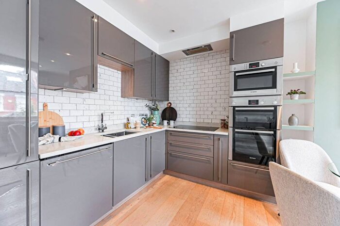 3 Bedroom Flat To Rent In Rosaline Road, Munster Village, London, SW6