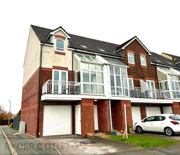 4 Bedroom End Of Terrace House To Rent In Heathmoor Park Road, Illingworth, Halifax, West Yorkshire, HX2