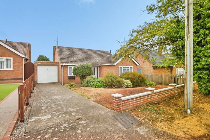2 Bedroom Bungalow For Sale In Chiltern Close, Northampton, Northamptonshire, NN5
