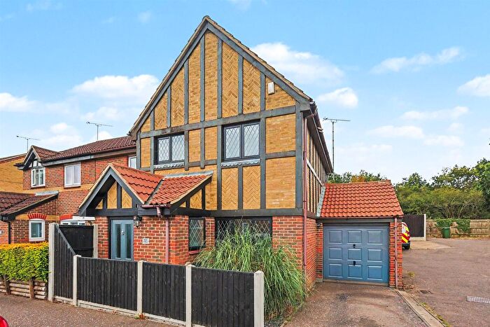 3 Bedroom End Of Terrace House For Sale In Kestrel Grove, Rayleigh, SS6