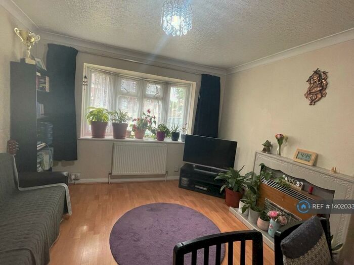 2 Bedroom Maisonette To Rent In Eastern Avenue, Ilford, IG2