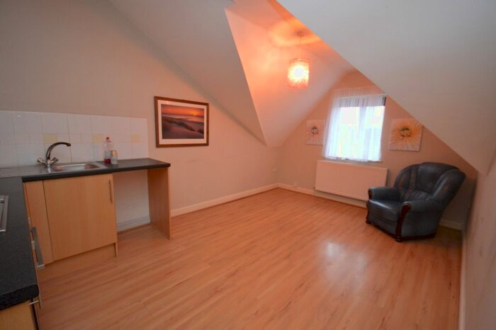 1 Bedroom Flat To Rent In South Street, Pennington, Lymington, Hampshire, SO41