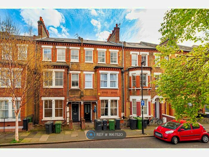 3 Bedroom Flat To Rent In Heyford Avenue, London, SW8
