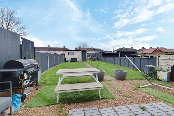 3 Bedroom Terraced House For Sale In Manor Close, Aveley, South Ockendon, RM15