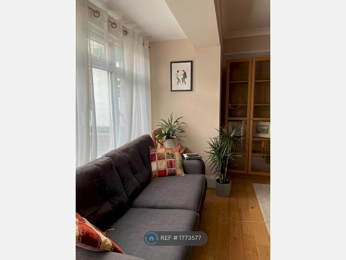 3 Bedroom Flat To Rent In St. Cuthberts Road, London, NW2