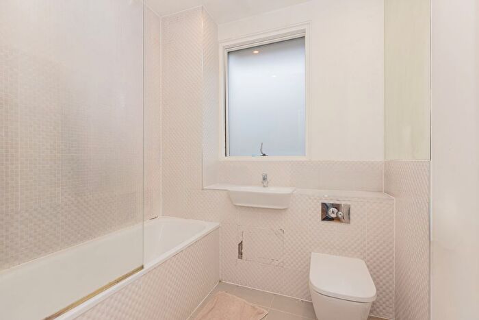 2 Bedroom Flat To Rent In Cambridge Avenue, London, NW6