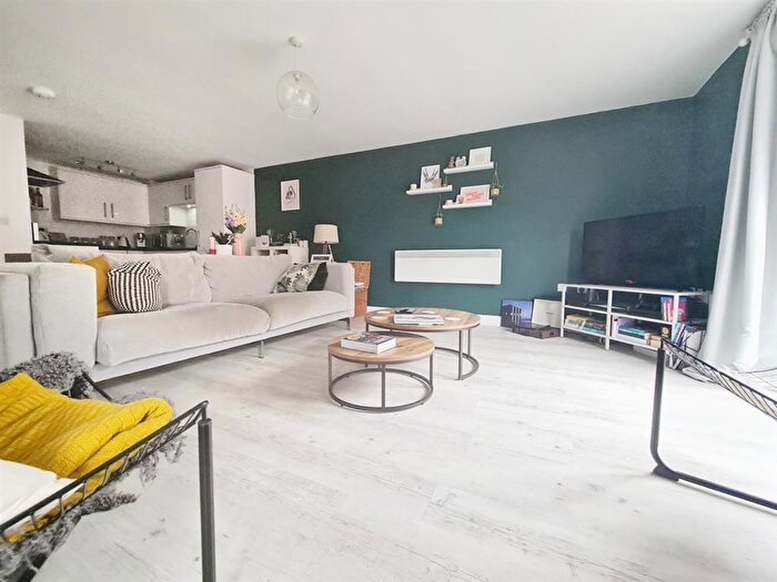 3 Bedroom Flat To Rent In Bridewell Lane, Kettering, NN16