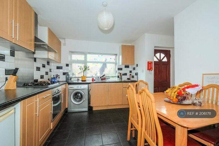 5 Bedroom Semi-Detached House To Rent In Cricket Road, Oxford, OX4