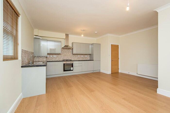 3 Bedroom Apartment To Rent In New Wanstead, Snaresbrook, E11