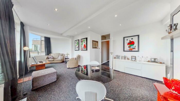 Apartment To Rent In Charterhouse Square, EC1M
