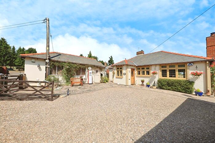 2 Bedroom Detached Bungalow For Sale In Bridgnorth Road, Kidderminster, DY11