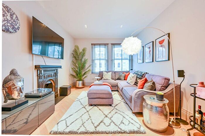 3 Bedroom Flat To Rent In Gunterstone Road, West Kensington, London, W14