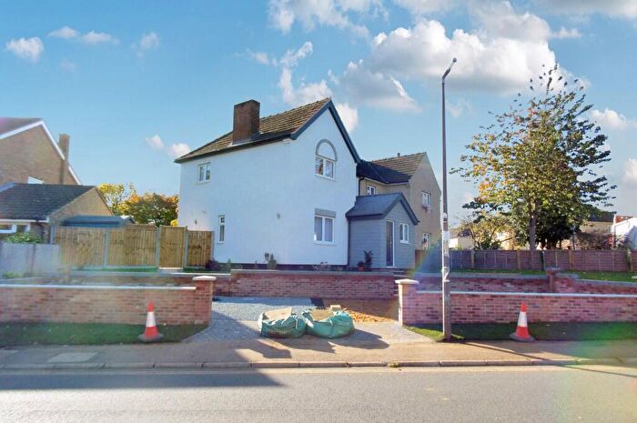 3 Bedroom Semi-Detached House To Rent In Oak Crescent, Potton, SG19