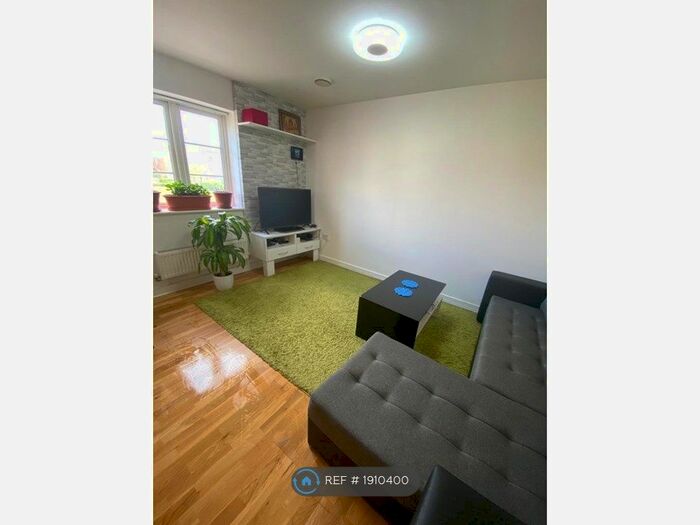 2 Bedroom Flat To Rent In Kings Reach, Slough, SL3