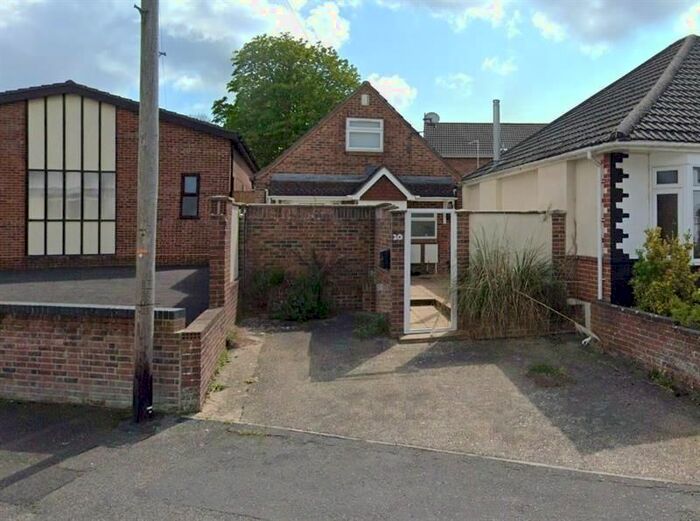 2 Bedroom Chalet To Rent In Howeth Road, Bournemouth, BH10