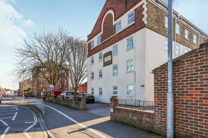 1 Bedroom Flat To Rent In Frensham Road, Southsea, PO4