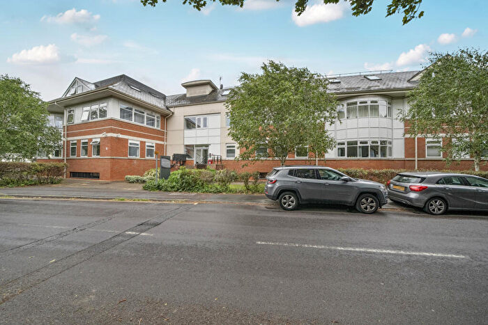 2 Bedroom Apartment For Sale In Chertsey, Surrey, KT16