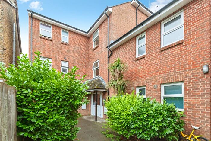 1 Bedroom Flat For Sale In Queens Court, Slough, SL1