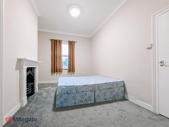 2 Bedroom Flat To Rent In The Grove, Reading, RG1