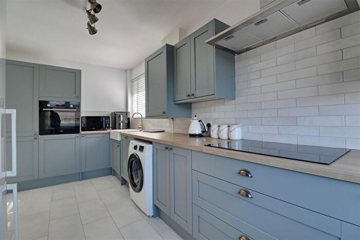 3 Bedroom Chalet For Sale In Milton Road, Waterlooville, PO7