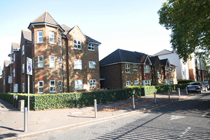 2 Bedroom Flat For Sale In Burleigh Gardens, Woking, GU21